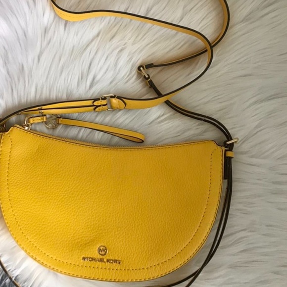 New MICHAEL Michael Kors Camden Small Messenger - Picture 3 of 16